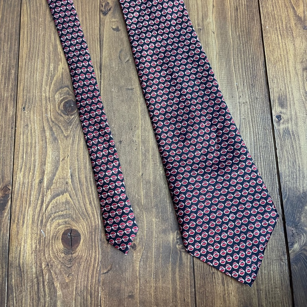 Lip mouth print neck tie